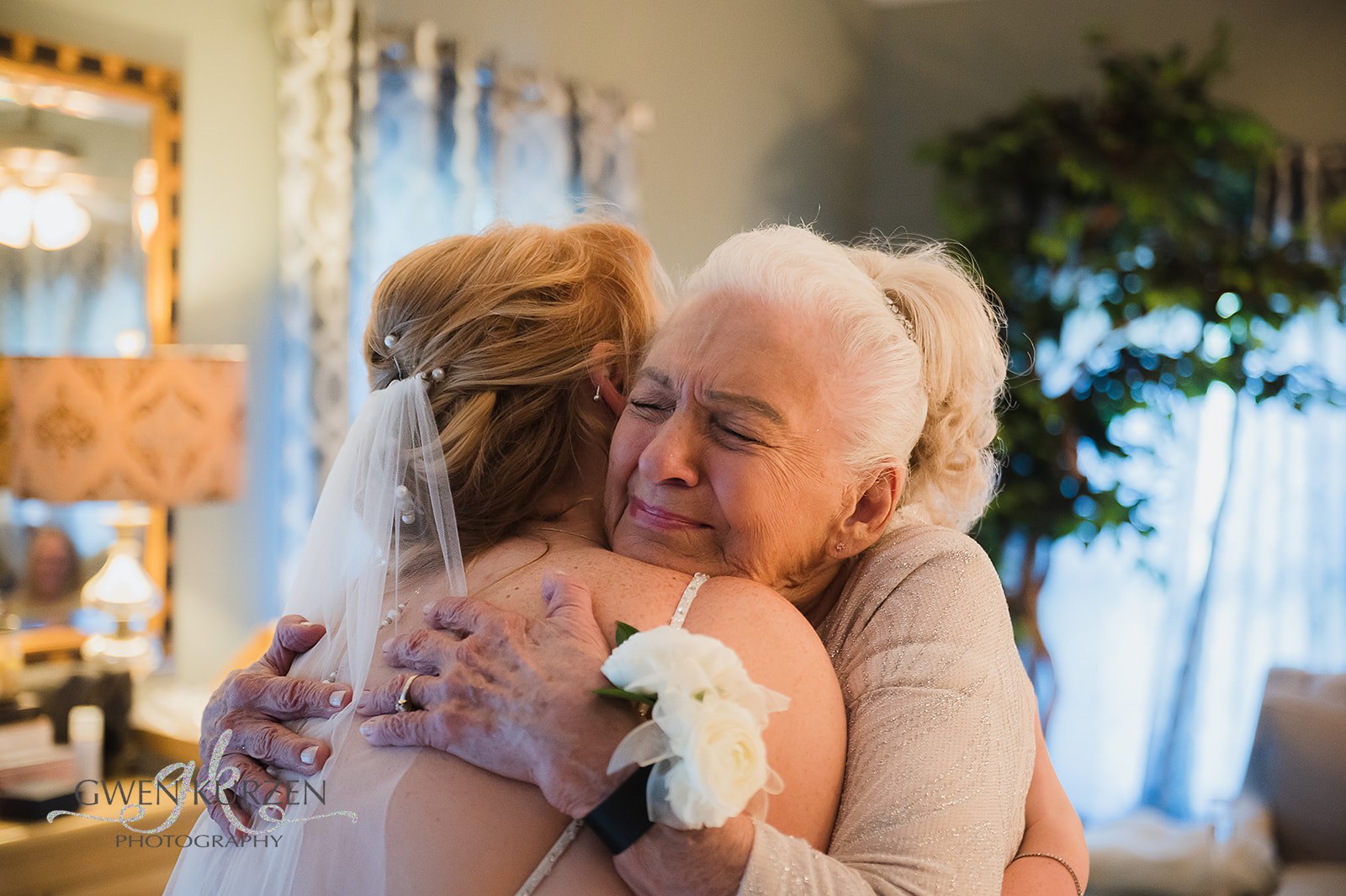 A-Special-Guest-Hugging-the-Bride