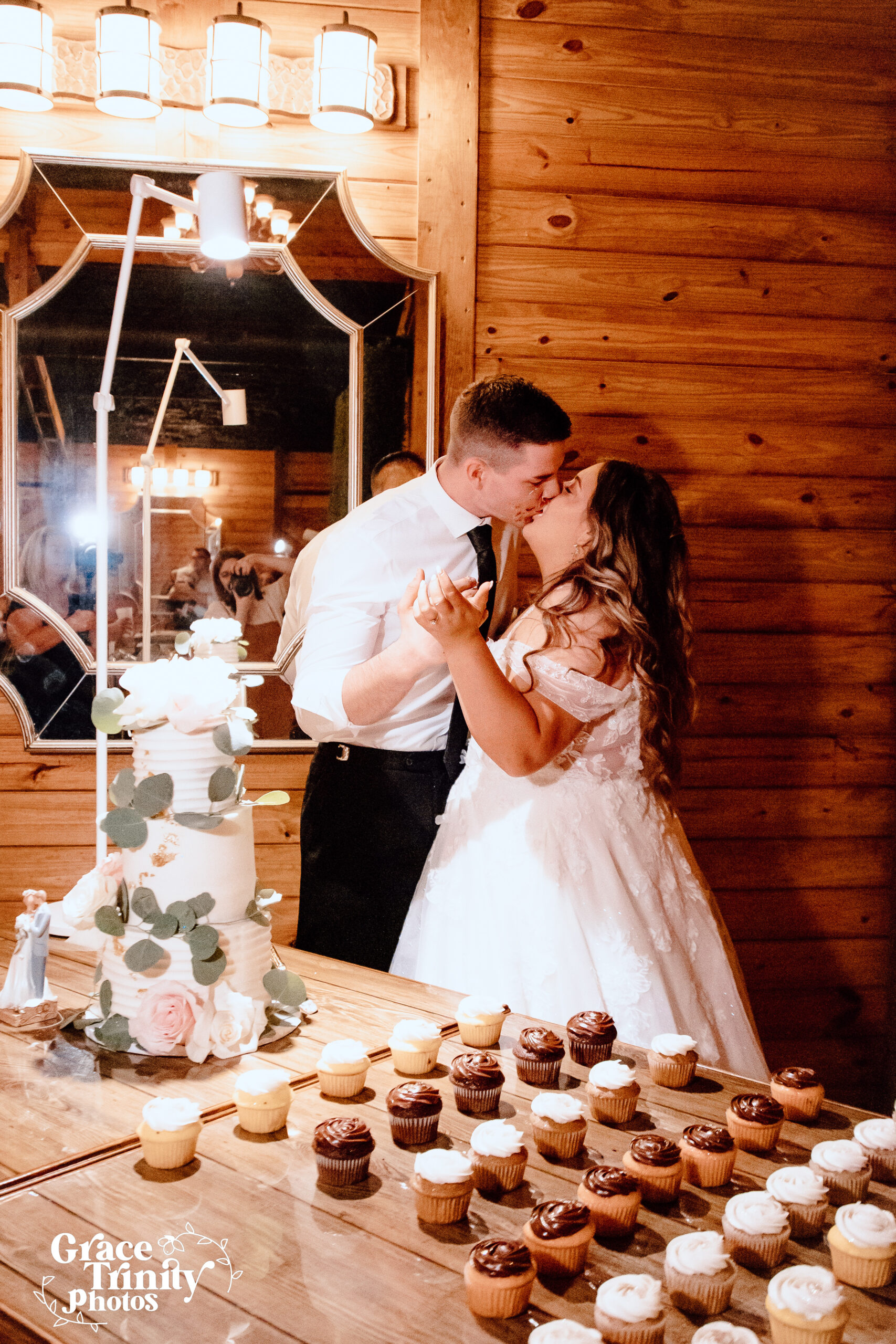 Cake-Cutting-With-Newlyweds